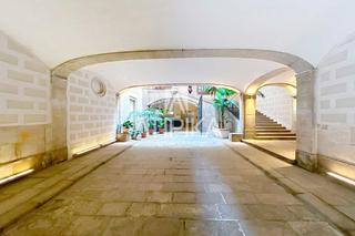 Location Bureau  Portaferrissa. Oficina en primera línea comercial con jardín comunitario, junto