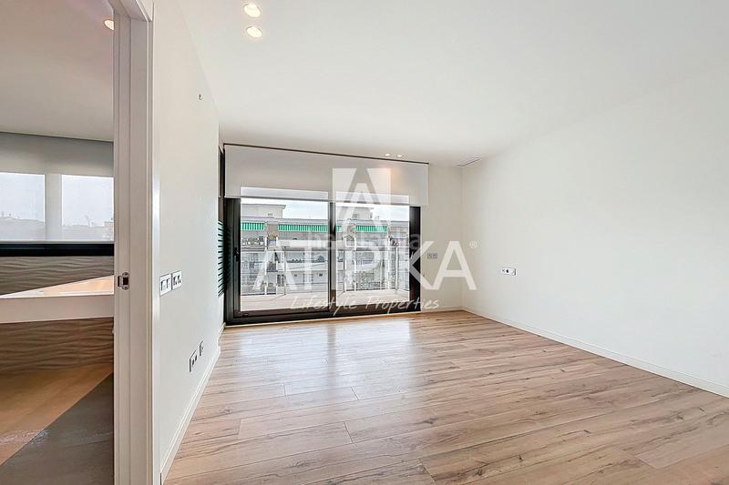 Foto 35c51476-081e-409a-955c-eddde64f5437. Lloguer casa amb calefacció aparcament piscina a Castelldefels