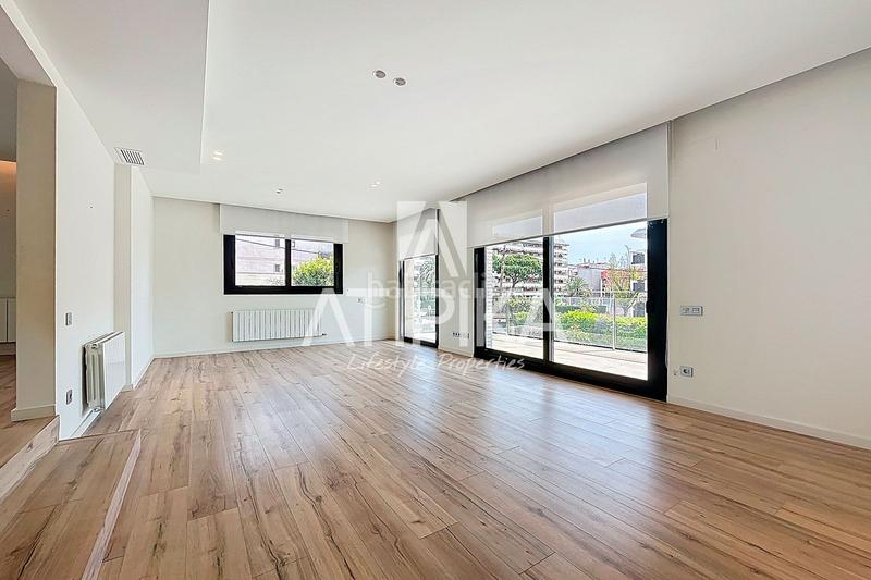 Foto b4ebc9a8-1afe-4af7-a391-eb055e7cdc34. Lloguer casa amb calefacció aparcament piscina a Castelldefels