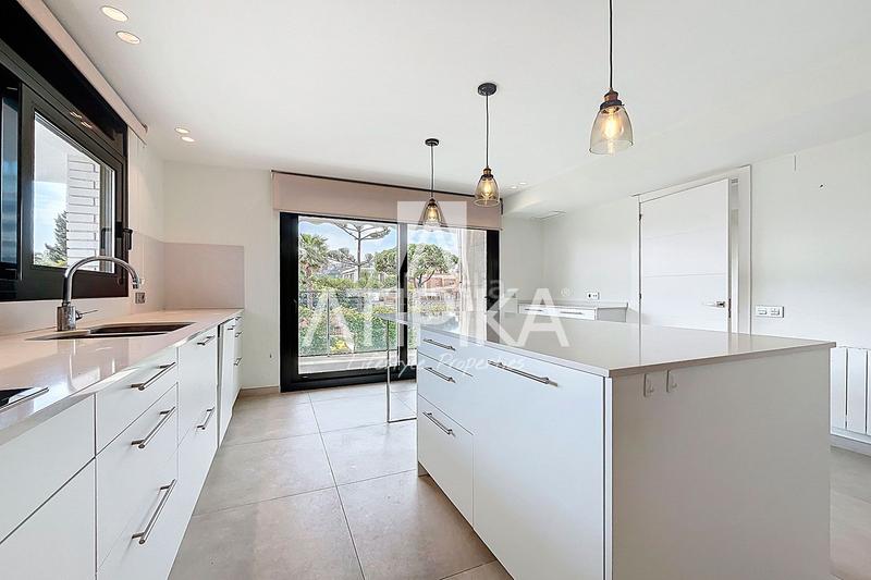 Foto 2eba75da-bae3-4a18-bebe-8cabf9b267c6. Miete haus mit heizung parking pool in Montmar Castelldefels