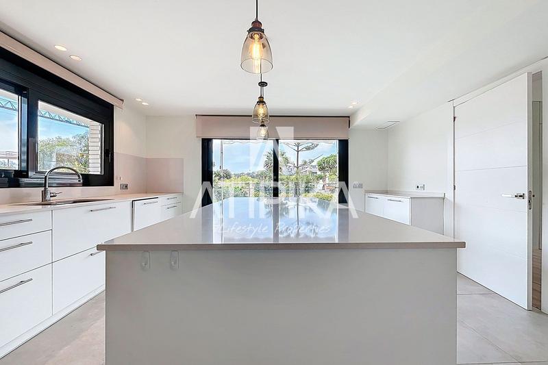 Foto 0b69c314-6640-42a8-9d1e-ca44efd5a203. Rent house with heating parking pool in Montmar Castelldefels