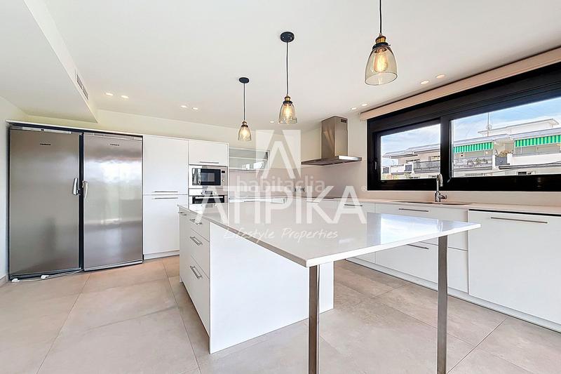 Foto 528caf40-f38c-44fe-926e-48d8f34f2709. Rent house with heating parking pool in Montmar Castelldefels