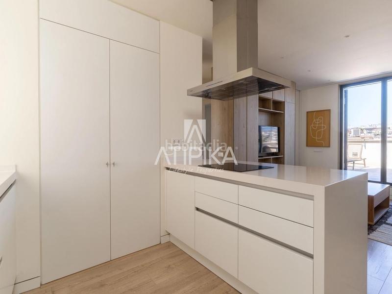 Foto f61490d2-3b36-43b6-988c-5d28e483069a. Alquiler piso soleado ático con piscina privada en alquiler temporal en Barcelona