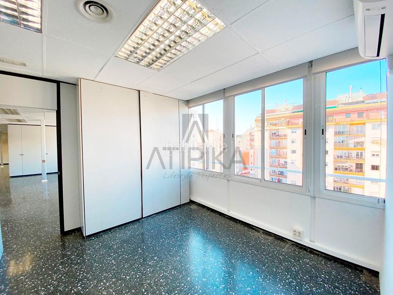 Foto bd8daeba-ae07-42e7-aef5-4b5fb15db341. Lloguer oficina a Barri de les Corts Barcelona