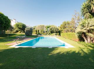Casa a Pedralbes. Magnífica casa de 694m2 con amplio jardín en urbanización con pi