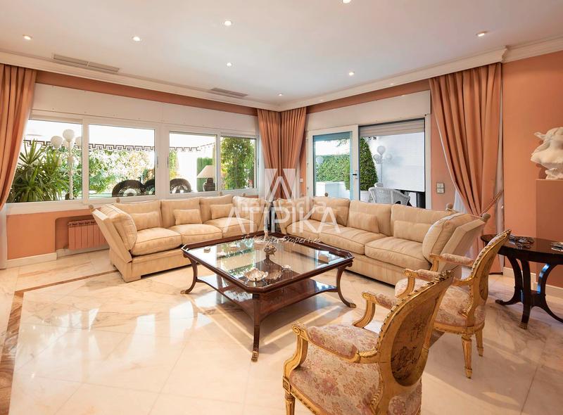 Foto be2fc613-e7df-4c3f-9fe8-6a40ff6c0160. Casa con riscaldamento parcheggio piscina in Pedralbes Barcelona