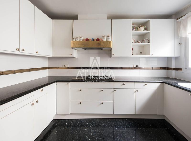 Foto c2d4667a-a3a7-4510-9b33-c7be7fd3e6df. Casa con riscaldamento parcheggio piscina in Pedralbes Barcelona