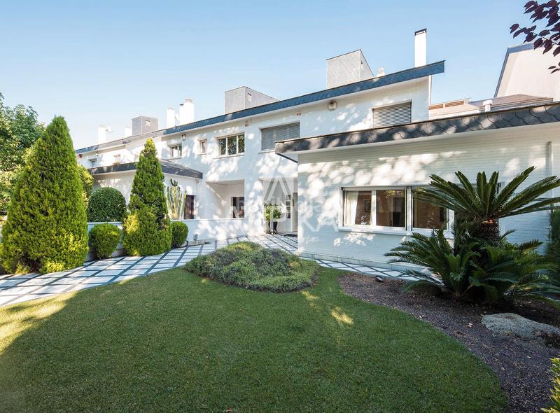 Foto f11b4cd9-d843-4124-b4d4-b590d33ae26d. Casa con riscaldamento parcheggio piscina in Pedralbes Barcelona