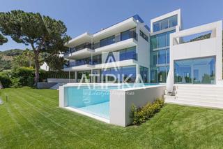 Maison à Pedralbes. Villa de lujo en pedralbes con vistas y piscina privada