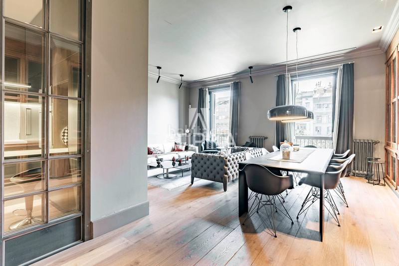 Foto 9abf15ad-bf28-4e1a-8e4a-fb1d239de6d7. Piso elegante piso en venta de 4 habitaciones en el corazón de passeig de gràcia en Barcelona