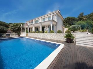 House  Jaume balmes. Villa exclusiva en venta con 6 habitaciones, vistas al mar y pis