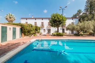 Masia a Castellet i la Gornal. Masía histórica  y casa de invitados del 1900 con posibilidad de