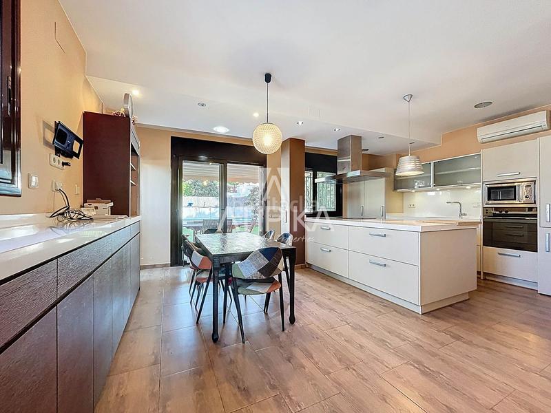 Foto 2bb9514e-2a5a-4d21-b983-a1d5c53e6c45. Casa con riscaldamento parcheggio piscina in Montmar Castelldefels