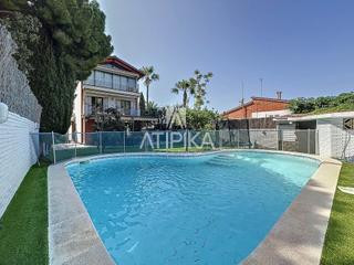 Haus in Montmar. Casa en venta en montemar con jardín y piscina
