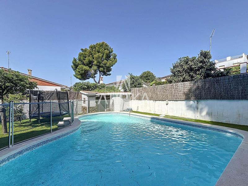 Foto 4d2a745d-1c36-4db4-b0bc-06065155ce1a. Casa con riscaldamento parcheggio piscina in Montmar Castelldefels