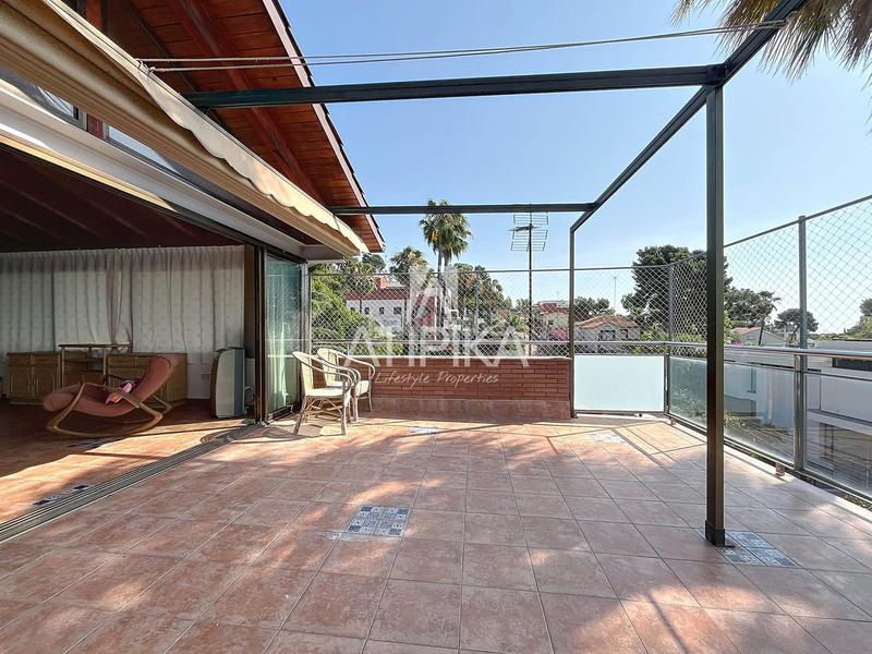 Foto 6a55dc25-4abc-446c-a771-66a7b3c170a1. Casa con riscaldamento parcheggio piscina in Montmar Castelldefels
