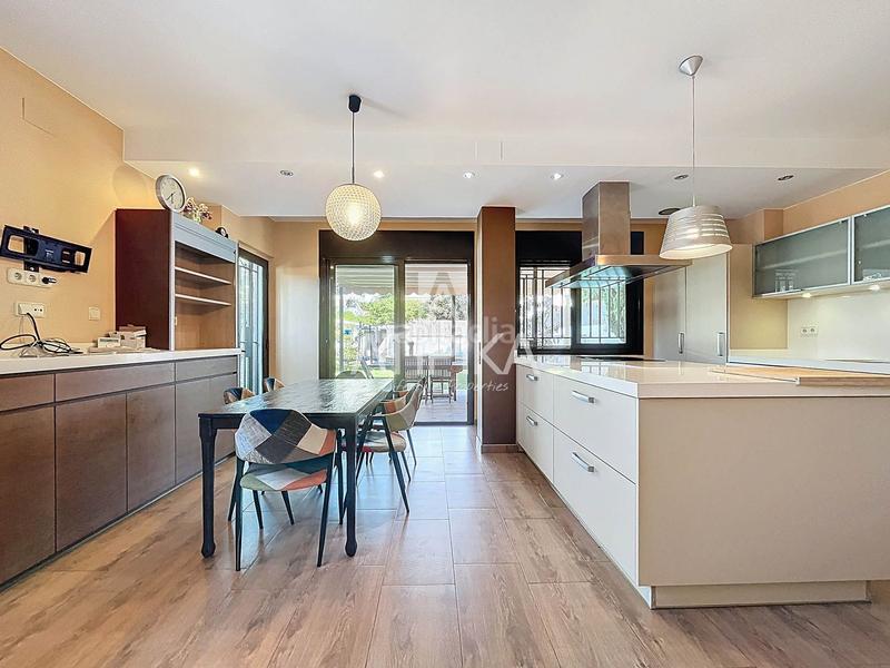 Foto 804aa335-9b65-4701-b83e-1e2dc8ef0346. Casa con riscaldamento parcheggio piscina in Montmar Castelldefels