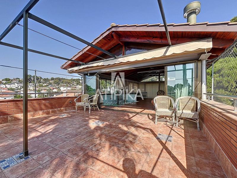 Foto bb6a9715-dfda-4a1d-a6aa-506faead687f. Casa con riscaldamento parcheggio piscina in Montmar Castelldefels