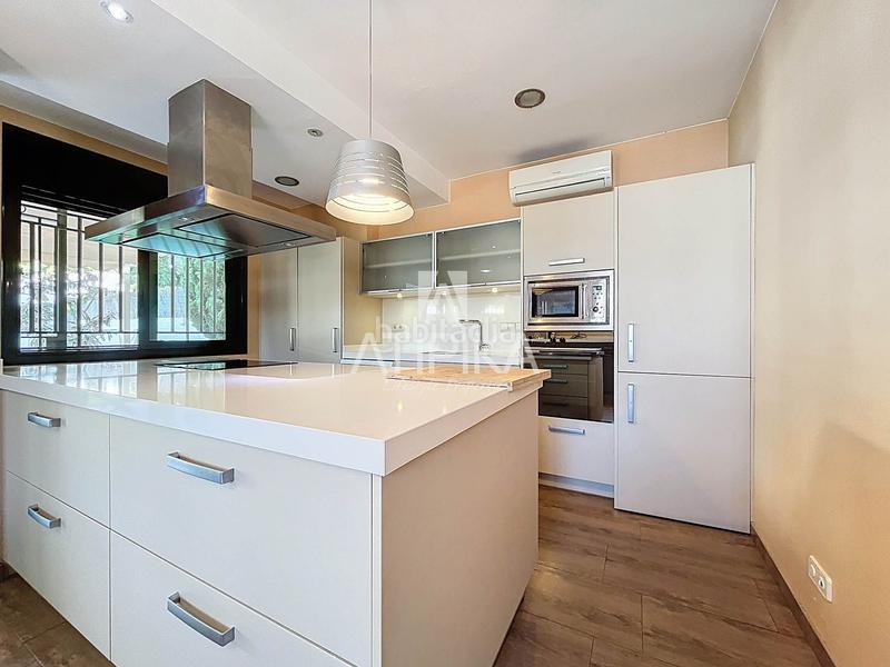 Foto bf025cc4-fa50-42dc-91e3-fdb173211fc8. Casa con riscaldamento parcheggio piscina in Montmar Castelldefels