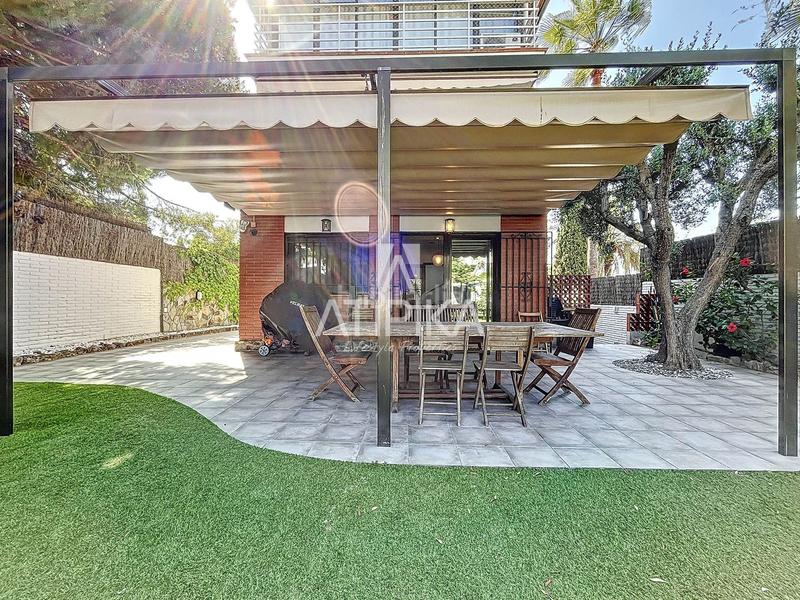 Foto dd4010ac-5840-4289-9af2-8b04898326d5. Casa con riscaldamento parcheggio piscina in Montmar Castelldefels