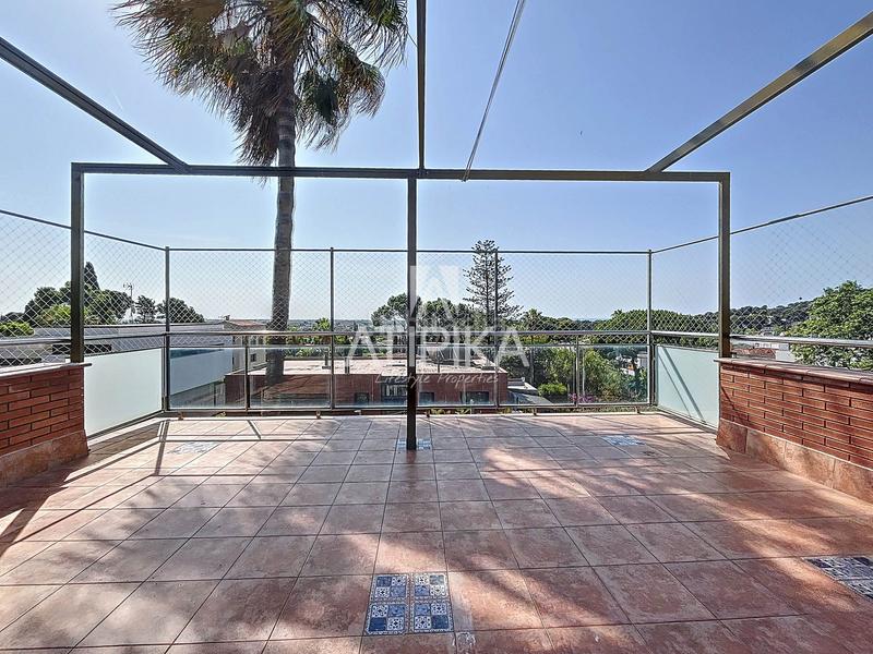 Foto e64beaf4-8d60-41cc-9b7e-90a1fc018387. Casa con riscaldamento parcheggio piscina in Montmar Castelldefels