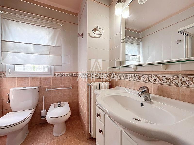 Foto f6d5e9d6-2896-4287-8120-3bf884e5802e. Casa con riscaldamento parcheggio piscina in Montmar Castelldefels