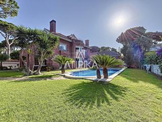 Lloguer Casa a La Pineda. Alquiler de chalet independiente de 450m2 con 1250 m2 de jardín