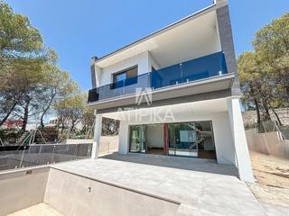 Casa en Mas Alba. Moderna casa unifamiliar de obra nueva en mas alba  sitges