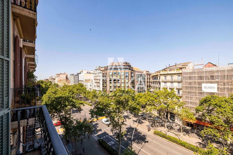 Foto 95f1de6d-a00d-4de5-a398-fa91aea4da91. Piso propiedad única de 412m en finca histórica del eixample elegancia arquitectónica, techos de más de 4m y luz natural envolvente en Barcelona