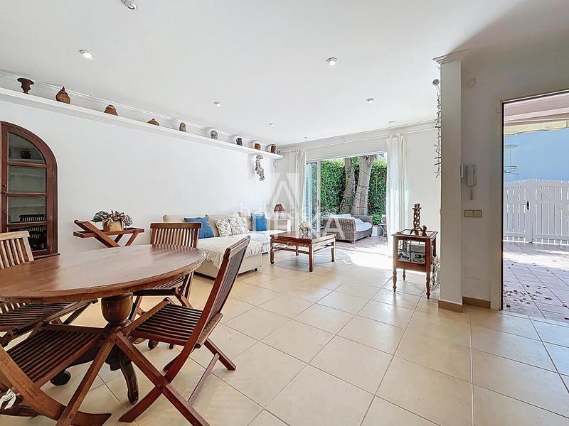 Foto 8060f7ad-6e5c-48b2-8747-b7071db48032. Piso  con encanto mediterráneo y jardín privado en el vinyet, a escasos metros del mar en Sitges