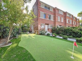 Lloguer Casa a Gava Mar. Encantador chalet adosado en alquiler con jardín y piscina comun