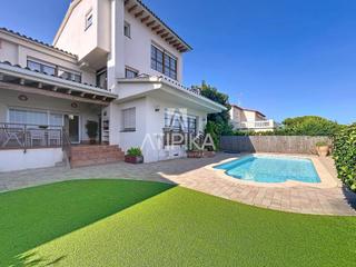 Casa a Can Sans. Casa en venta de más de 400m2 con vistas al mar y piscina privad
