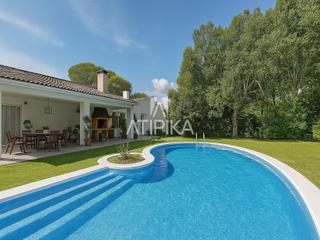 Maison à Canyamars. Finca en venta de 4 habitaciones con bosque privado, piscina y h