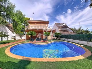 Lloguer Casa a Montmar. Casa independiente en alquiler con jardín privado y piscina en m