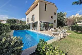 Maison à Centre. Chalet adosado en venta con licencia turística en vallpineda