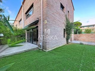 Lloguer Casa a Baixador. Exclusiva casa adosada en alquiler completamente reformada a poc