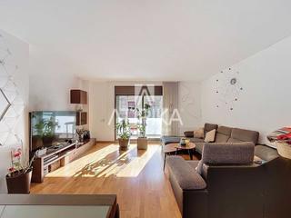 Flat  Pere iv. Luminoso piso de 4 habitaciones con amplio balcón en el corazón