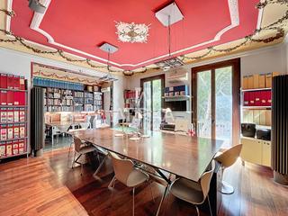 Oficina en Dreta de l´Eixample. Elegante principal en venta con gran fachada y luz natural ubica