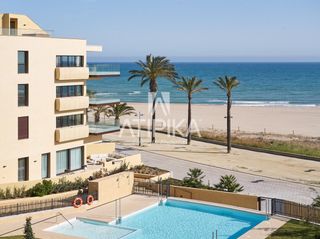 Pis a Les Salines-Pla de Sant Pere. Piso de obra nueva en venta en primera línea de mar con excelent