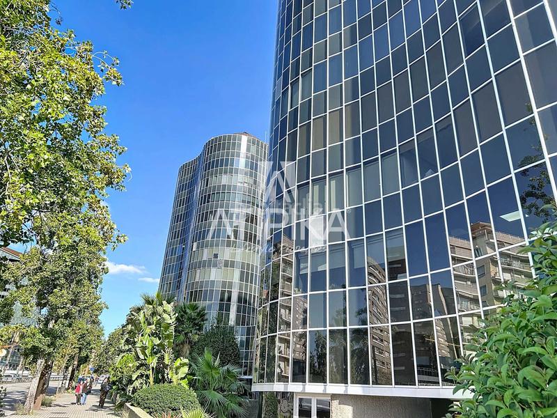 Foto 31bb1abe-cc9d-4597-93dc-38c374ea3651. Alquiler oficina  en alquiler de 90m en el edificio trade en Barcelona