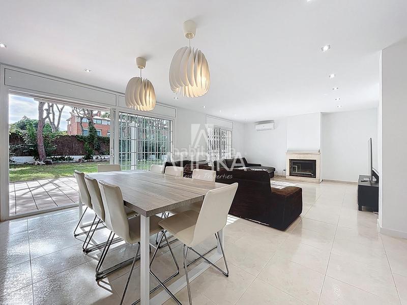 Foto 1bc207f2-9ea4-4e4c-a167-6a47cc94bca7. Rent house with parking in Gava Mar Gavà