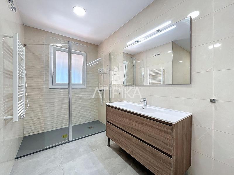 Foto f1de1427-501f-4e76-8af6-7c4b3a3e30e1. Rent house with parking in Gava Mar Gavà