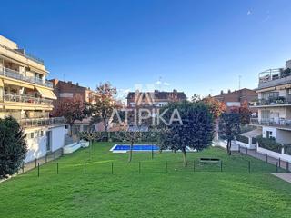 Appartement à Cardedeu. Piso en venta de 116 m2 de tras habitaciones con piscina y parki