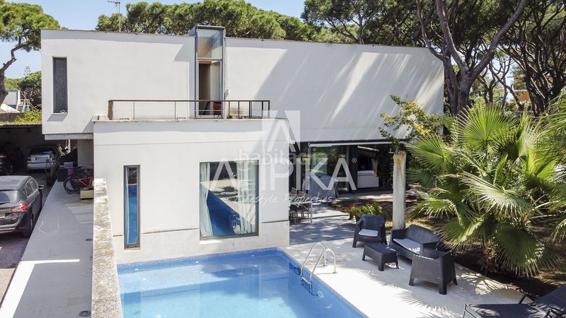 Foto 0a63f2f4-4914-44ce-a2ac-7599a19ab5f5. Casa amb aparcament piscina a Gava Mar Gavà