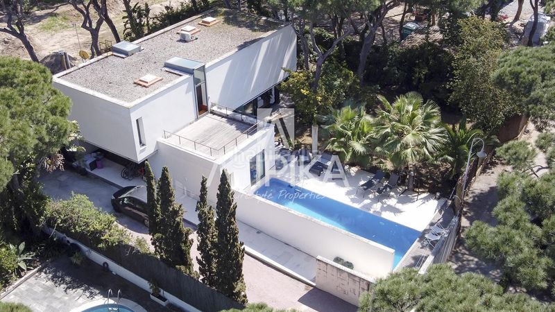 Foto a32cc8d7-5d62-4f00-b04b-056085e255e7. Casa amb aparcament piscina a Gava Mar Gavà