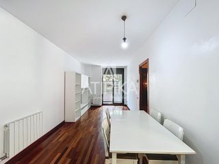 Piso en Barri de les Corts. Piso en venta de obra reciente, de 2 habitaciones, con parking y
