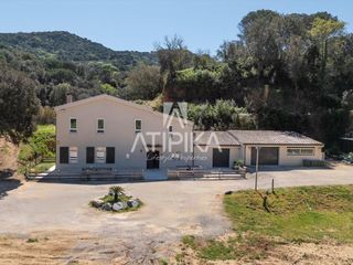 Country house in Nucli Urbà. Masía en venta reformada con más de 20.000 m de terreno con pisc