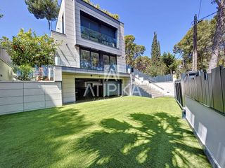 Miete Haus in Montmar. Casa de diseño en alquiler con piscina en bellamar