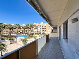 Pis a La Vila Olímpica del Poblenou. Luminoso piso en venta con 2 habitaciones, terraza y piscina en
