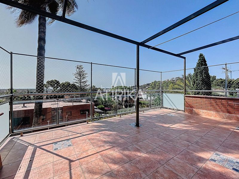 Foto 999ee4dc-0857-49ce-903e-c4ef52702339. Rent house with heating parking pool in Montmar Castelldefels